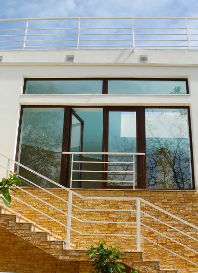 Частный дом—металлопластиковые двери /окна