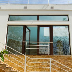 Частный дом—металлопластиковые двери /окна